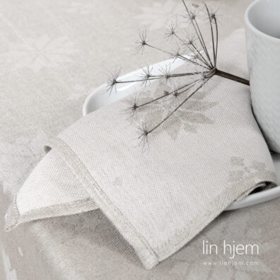 Halvlin serviett i lys grå farge, med stjerner.