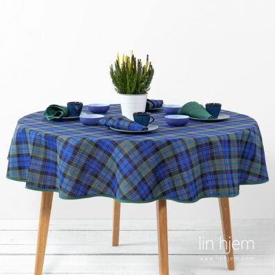 Rund halvlin duk i blå/grønne ruter.
