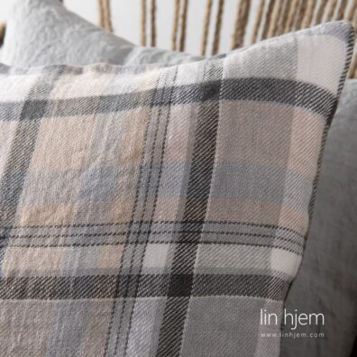 Grått putetrekk i lin, rutete.