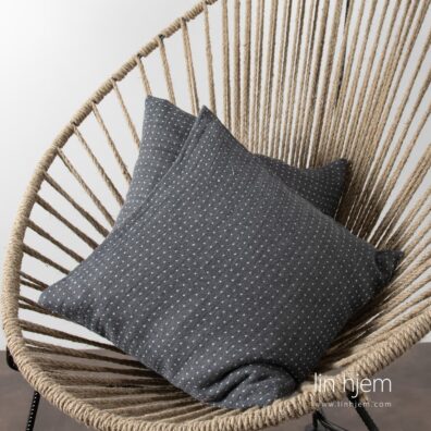 Mørkegrått linputetrekk med prikker.