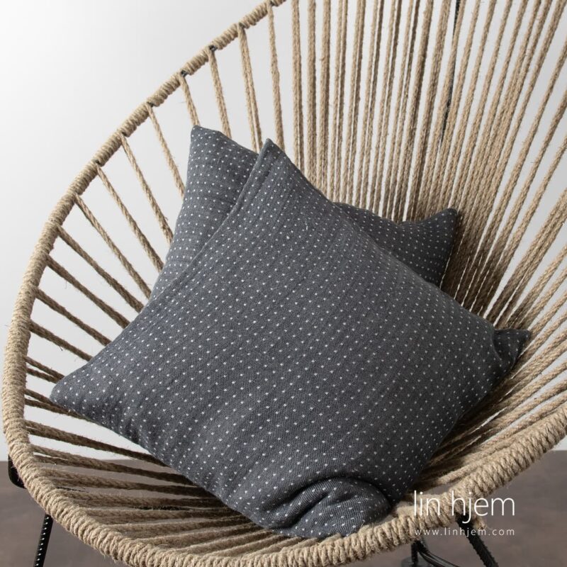 M&oslash;rkegr&aring;tt linputetrekk med prikker.