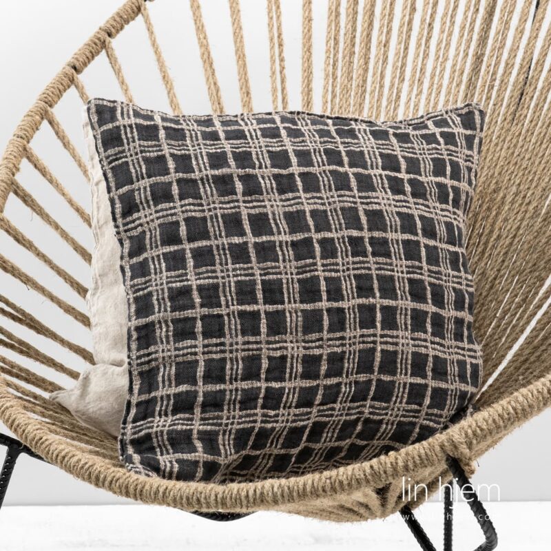 Rutete linputetrekk i gr&aring; farge.