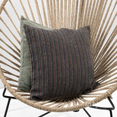 Grått linputetrekk med striper.