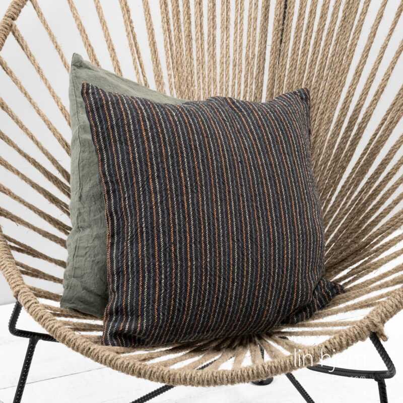 Gr&aring;tt linputetrekk med striper.