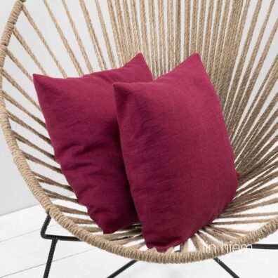 Mørkerødt putetrekk i halvlin.