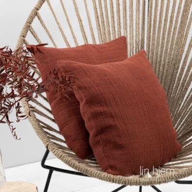 Rødt halvlin putetrekk.