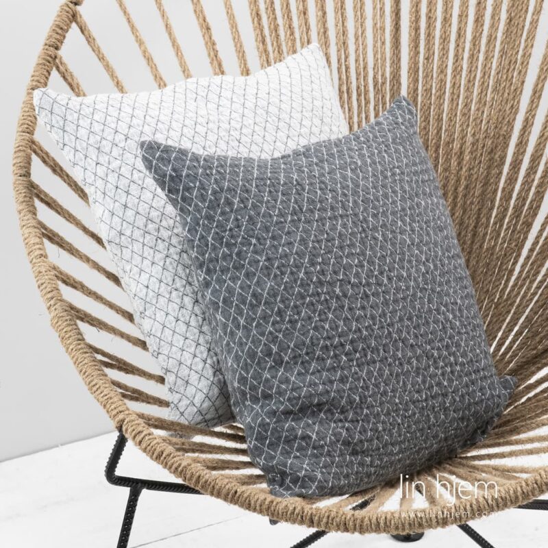 Gr&aring;tt linputetrekk med hvite romber.