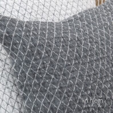 Linputetrekk i grå farge med hvite romber.