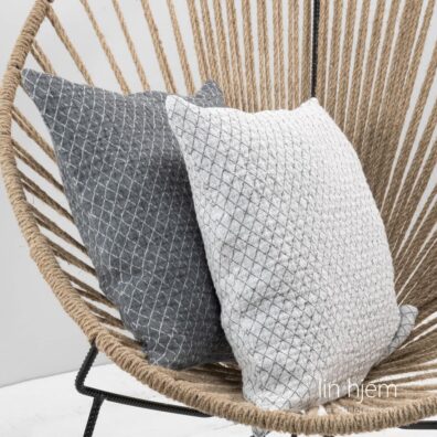 Hvit linputetrekk med grå romber.