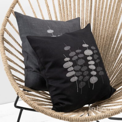 Halvlin putetrekk i svart farge.