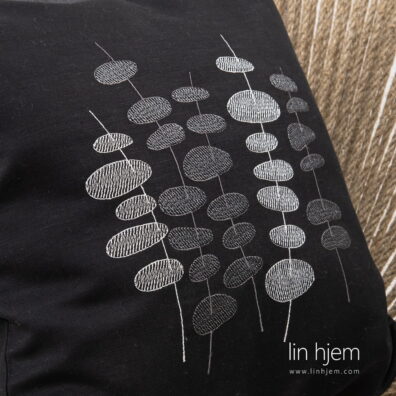 Svart putetrekk i halvlin.