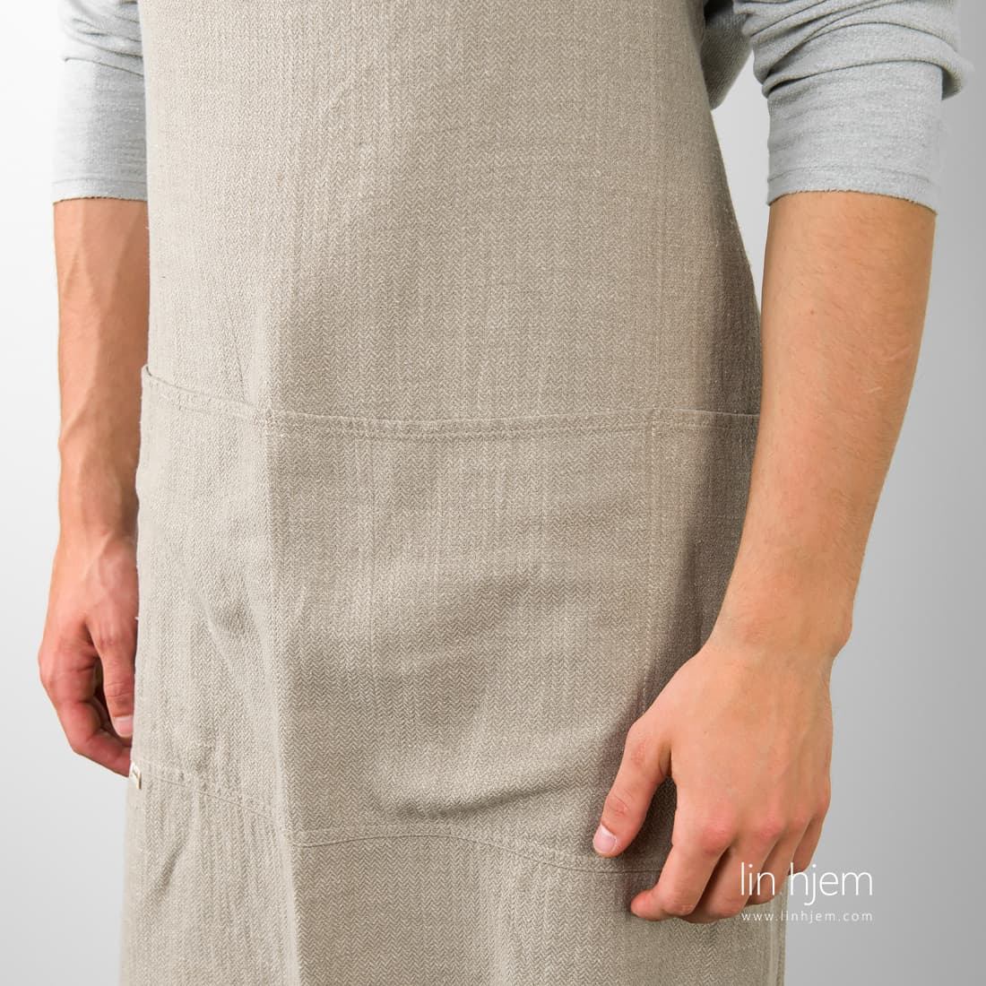 Grått forkle i lin, mønstret.