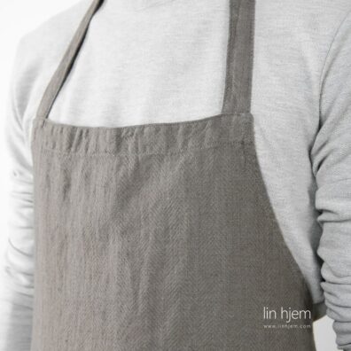 Mønstret forkle i lin i mørk grå farge.