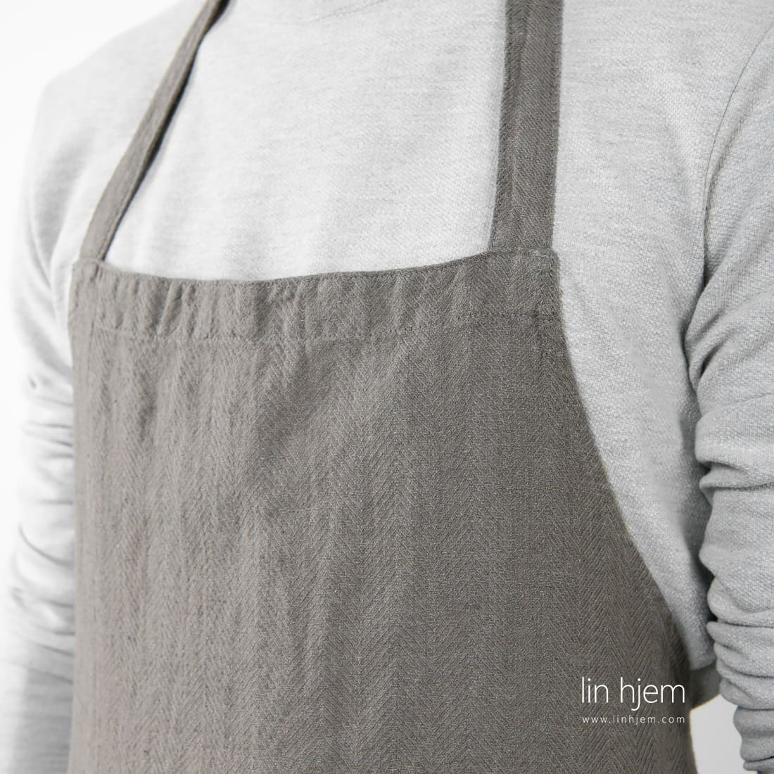 Mønstret forkle i lin i mørk grå farge.