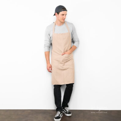 Brunt linforkle i ruter.