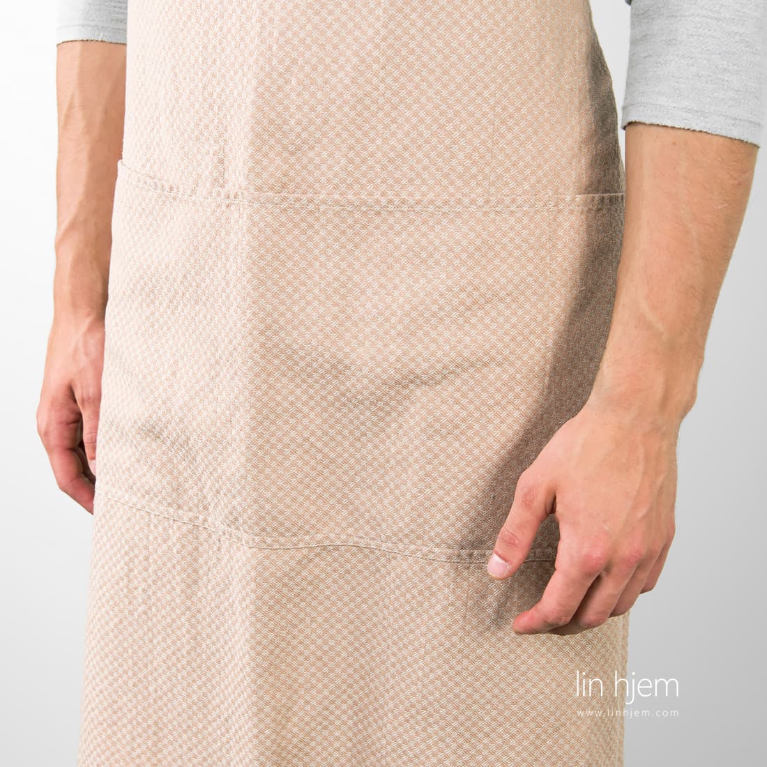 Brunt forkle i lin, rutete.