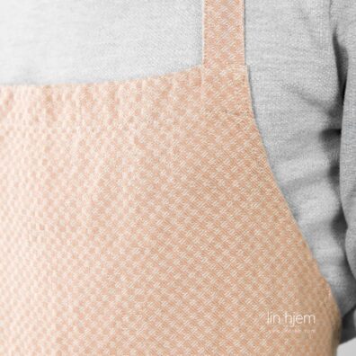 Brunt forkle i lin, rutete.