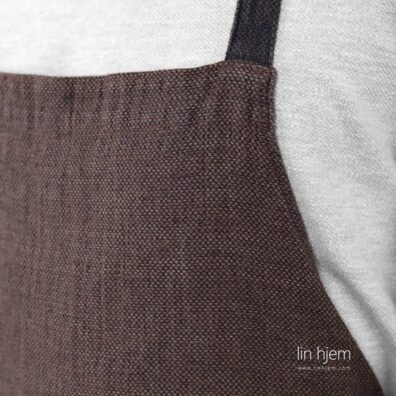 Forkle i lin, i mørk brun farge.