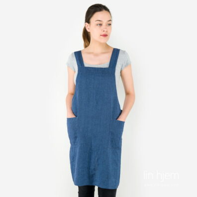 Blått linforkle med lommer.