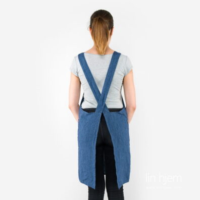 Linforkle med lommer i blå farge.