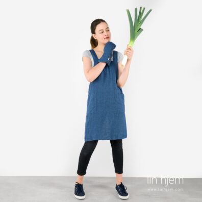 Blått forkle i lin med lommer.