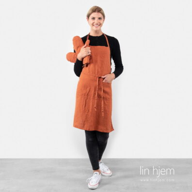 Oransje forkle i lin.