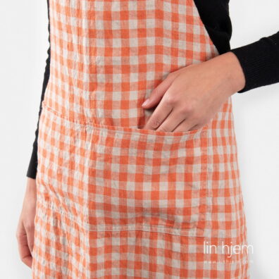 Rutete forkle i lin i oransje farge.