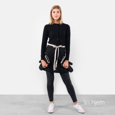 Kort linforkle i svart farge.