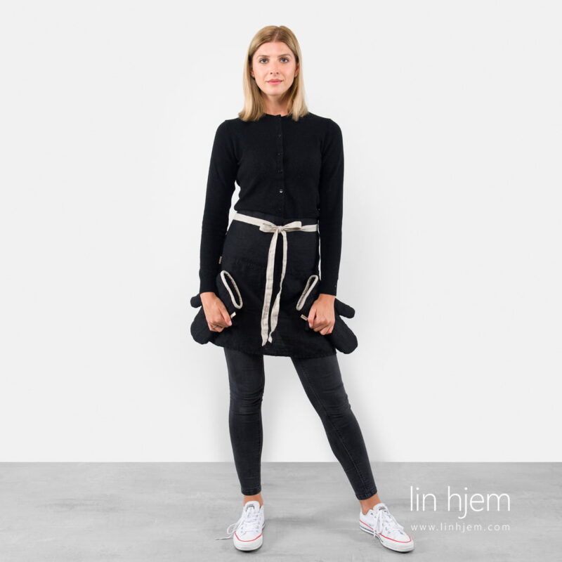 Kort linforkle i svart farge.