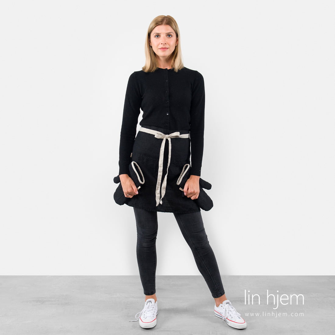 Kort linforkle i svart farge.