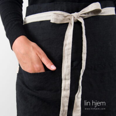 Svart kort forkle i lin.