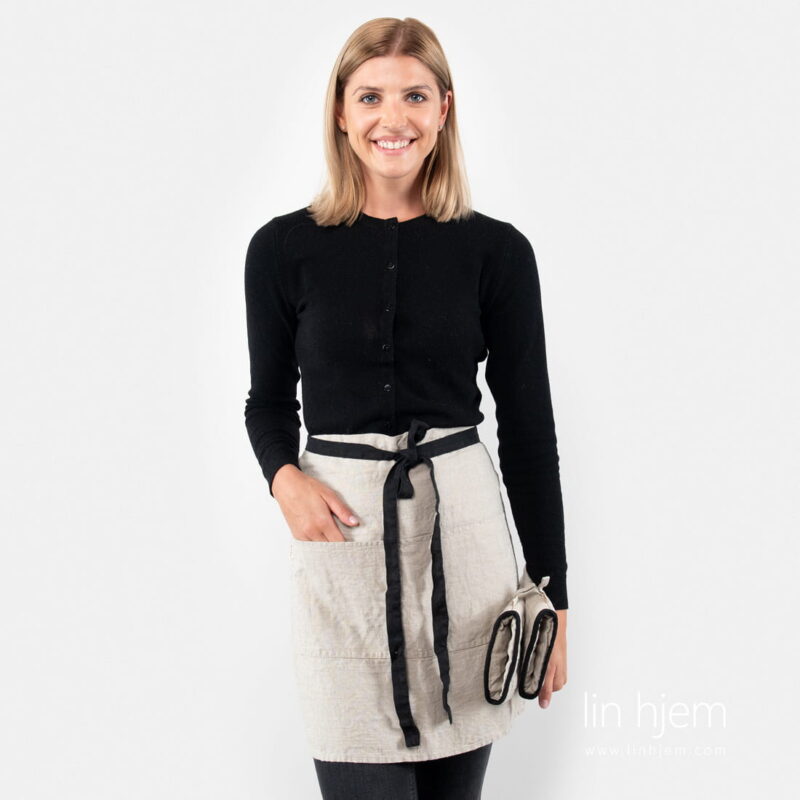 Kort linforkle i gr&aring; farge.