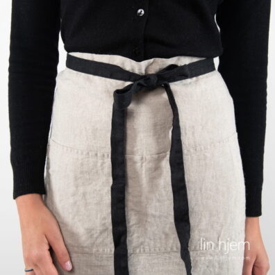 Grått kort linforkle.