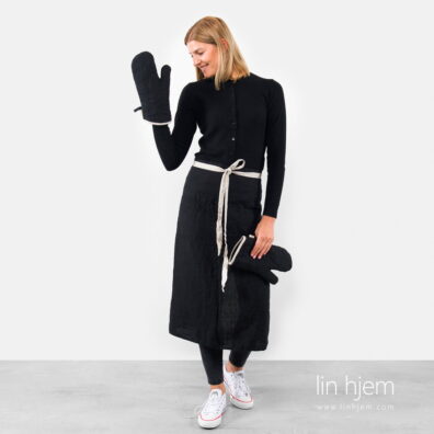 Langt linforkle i svart farge.