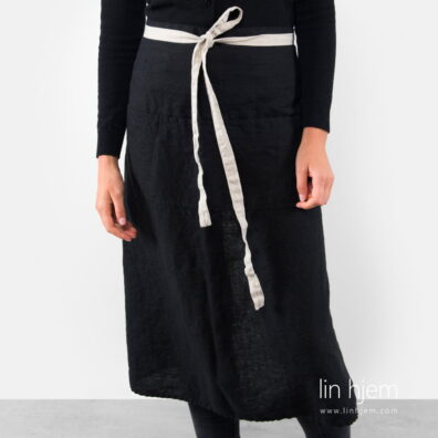 Langt svart forkle i lin.