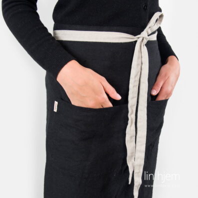 Svart langt forkle i lin.