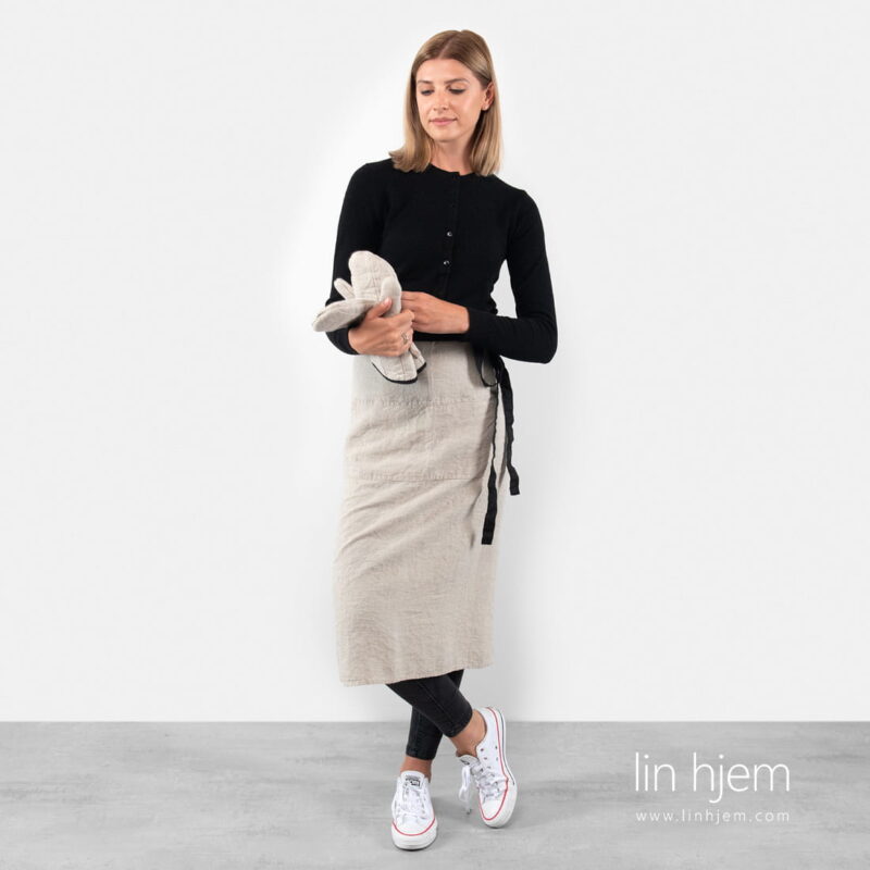 Langt linforkle i gr&aring; farge.