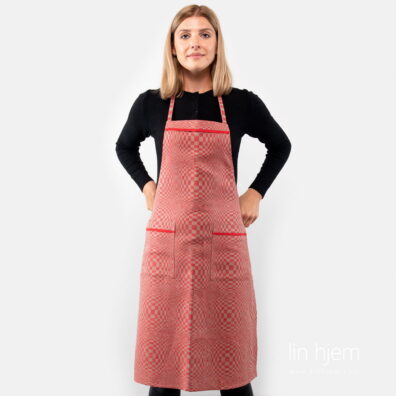 Rutete rødt forkle.