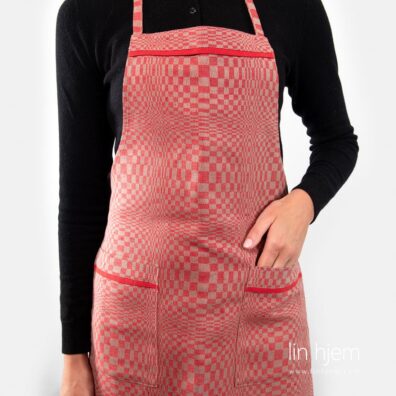 Rødt forkle i ruter.