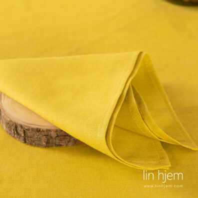 Gul serviett i halvlin.