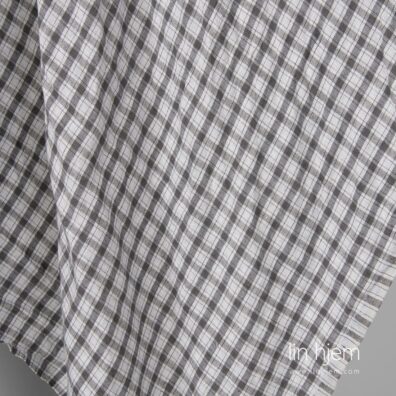 Vasket gråaktig brunt linstoff i ruter.