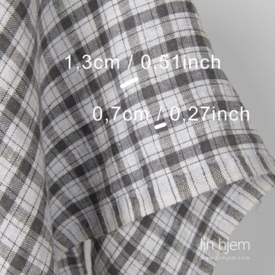 Gråaktig brunt 100% linstoff i ruter, vasket.