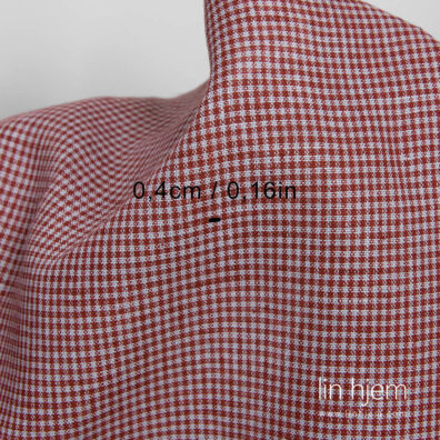 Rutete 100% lin i rød og grå farge.