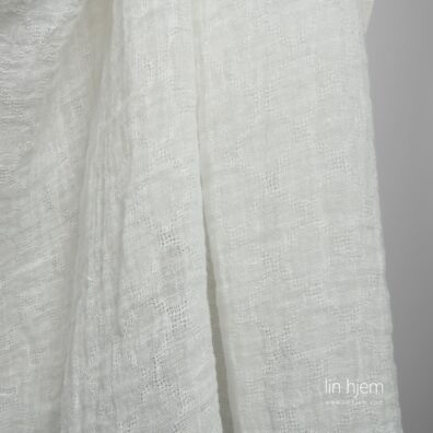 Gjennomsiktig vasket linstoff i hvit farge.