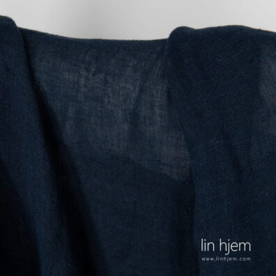 Blått/svart vasket linstoff, gjennomsiktig.