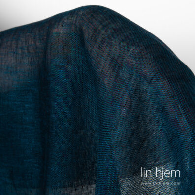 Gjennomsiktig linstoff i blå/svart farge.