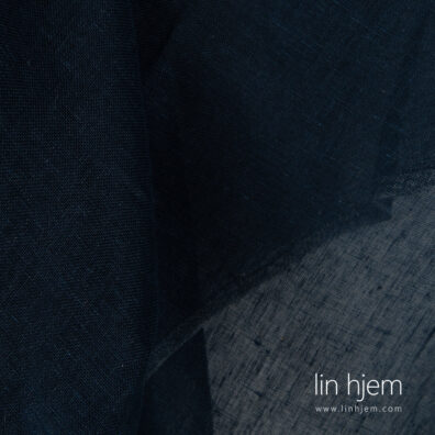 Gjennomsiktig linstoff i mørkeblå farge.