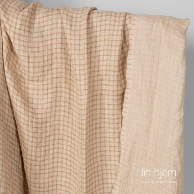 Tosidig vasket linstoff rutete i sand farge.