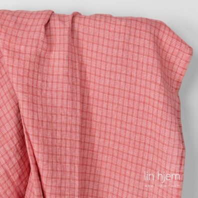 Vasket linstoff med rosa ruter.