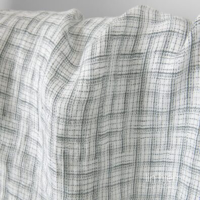 Grått vasket linstoff, mønstret.